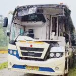 बस के ट्रेलर से टकराने पर बस चालक की मौत, तीन दर्जन यात्री घायल