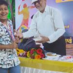 एक ही मंच पर पिता पुत्र : बेटा सम्मानित हुआ खेल गतिविधियों से, पिता को मिला खिदमत का ईनाम