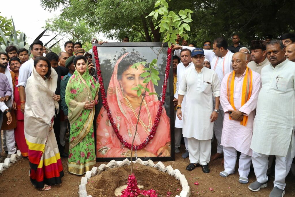 प्रधानमंत्री नरेंद्र मोदी द्वारा शुरू किया गया “एक पेड़ मां के नाम” अभियान में केंद्रीय मंत्री सिंधिया ने लिया भाग
