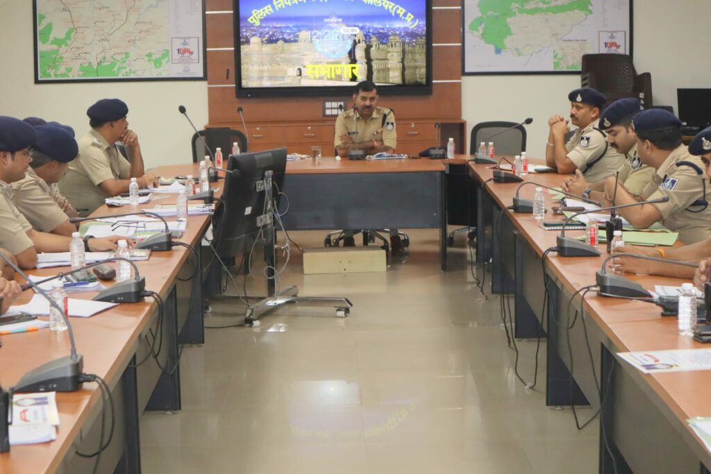 एसपी ग्वालियर ने शहर के थाना प्रभारियों की ली अपराध समीक्षा बैठक