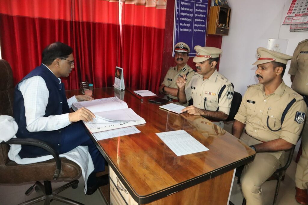 डीजीपी मप्र. ने थाना महाराजपुरा का औचक निरीक्षण कर अधिकारियों को दिये आवश्यक दिशा निर्देश