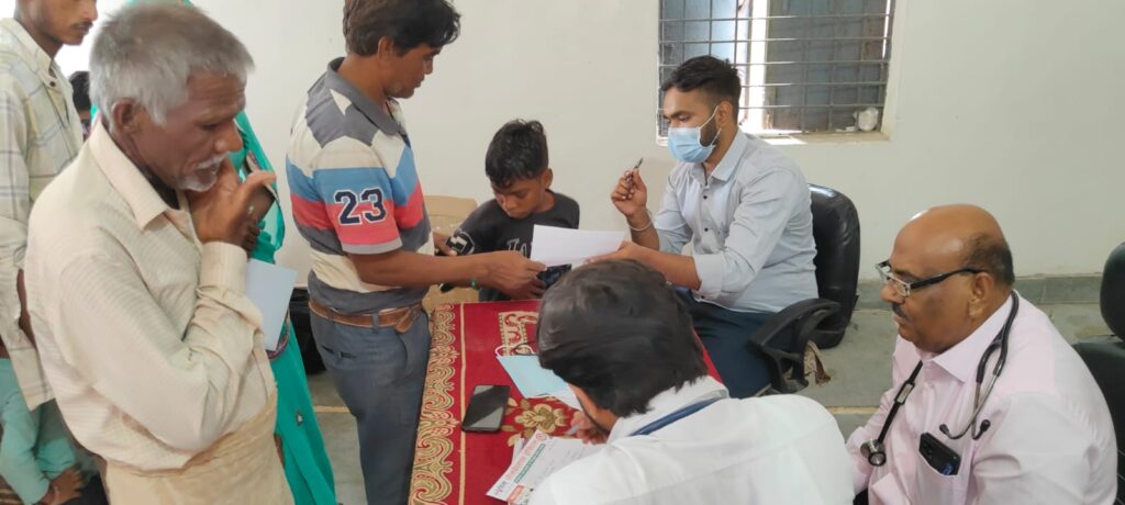 डेंगू के प्रति सतर्कता और बीमारियों के प्रति जागरूकता की जानकारी देने के साथ ही किया गया 300 से ज्यादा लोगों के स्वास्थ्य का परीक्षण