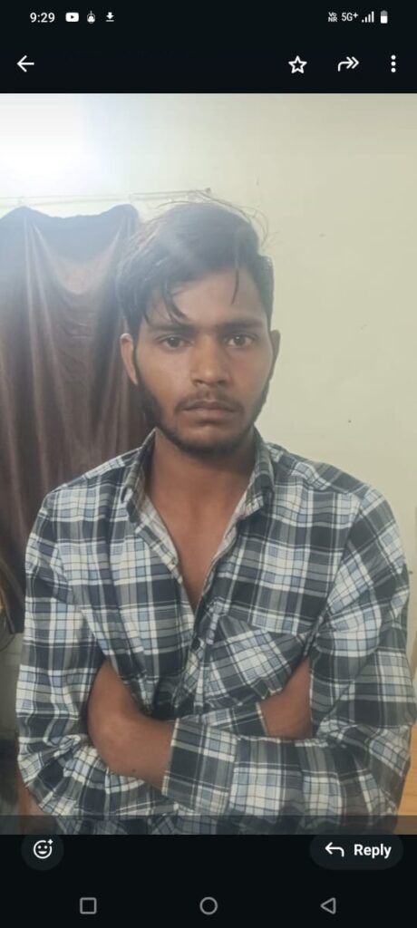 ग्वालियर शहर की थाटीपुर पुलिस ने यमुनानगर स्थित वीवीएम कॉलेज के गोपाल भार्गव की शिकायत पर कर्मवीर तोमर नामक युवक को गिरफ्तार किया