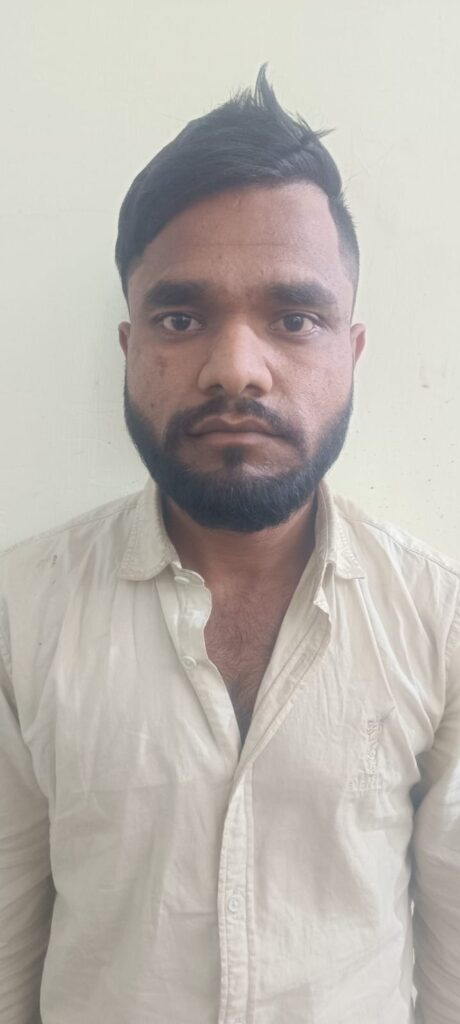 ग्वालियर शराब पीने के लिए 200 रुपए न देने पर एक युवक को गोली मार देने वाले 5 हजार रुपए के इनामी आरोपी को पुलिस ने गिरफ्तार किया