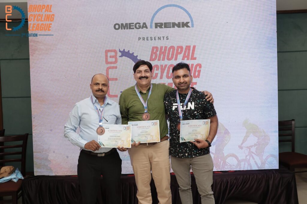 भोपाल साइकिल ऑनलाइन प्रतियोगिता में ग्वालियर के तीन प्रतिभागियों ने भाग लेकर 14 दिन में 900 किलोमीटर साइकिल चलाकर प्रमाण पत्र और मेडल प्राप्त किया