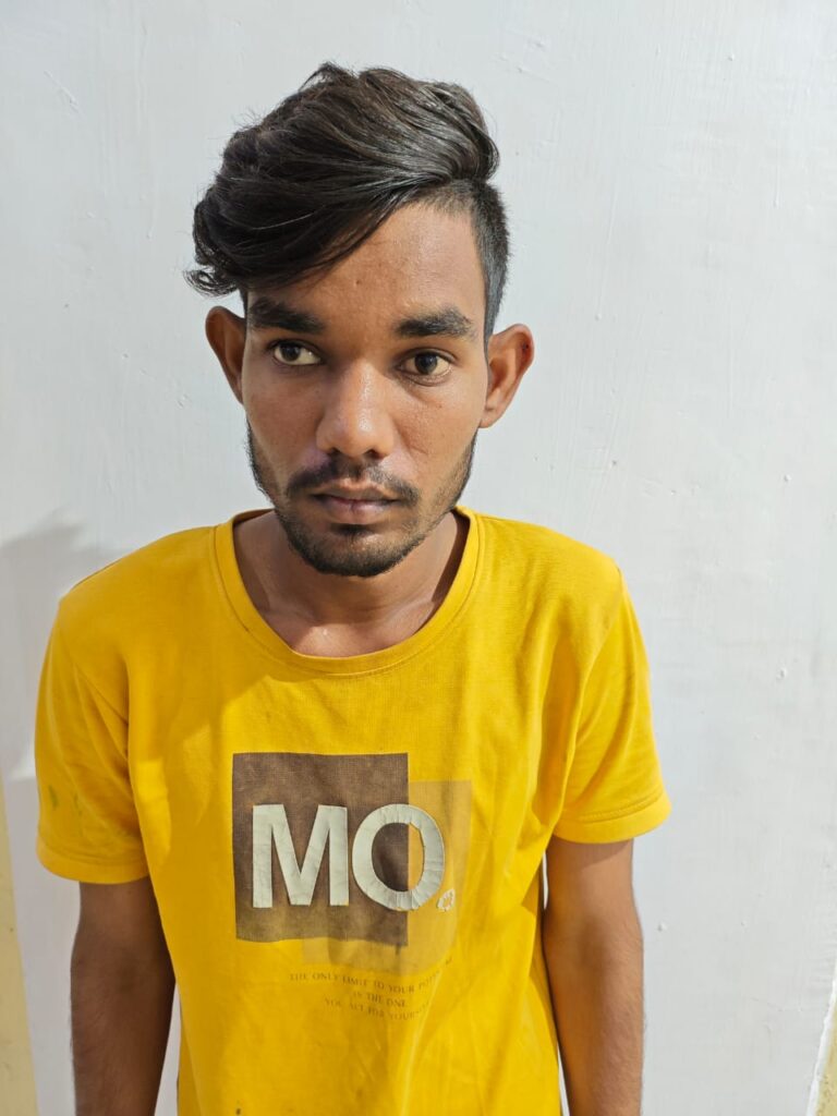 ग्वालियर में गोदाम से 146 बक्से किसमिश के चुराने के मामले में हिस्से का पैसा नहीं मिला तो चोर गैंग के नाबालिग साथी ने उनकी करतूत उजागर कर दी।