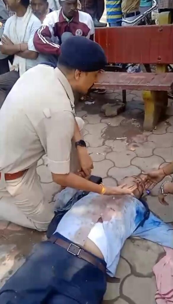 नाका चंद्रबदनी पर रोड़ पार करते समय अचानक गिरकर बेहोश हुए व्यक्ति को यातायात पुलिस ने सीपीआर देकर अस्पताल में कराया भर्ती