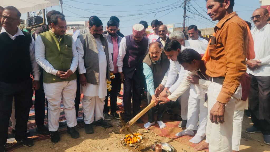 विधायक डॉ. सिकरवार ने किया वार्ड क्रमांक 61 में सड़क निर्माण के लिये भूमिपूजन