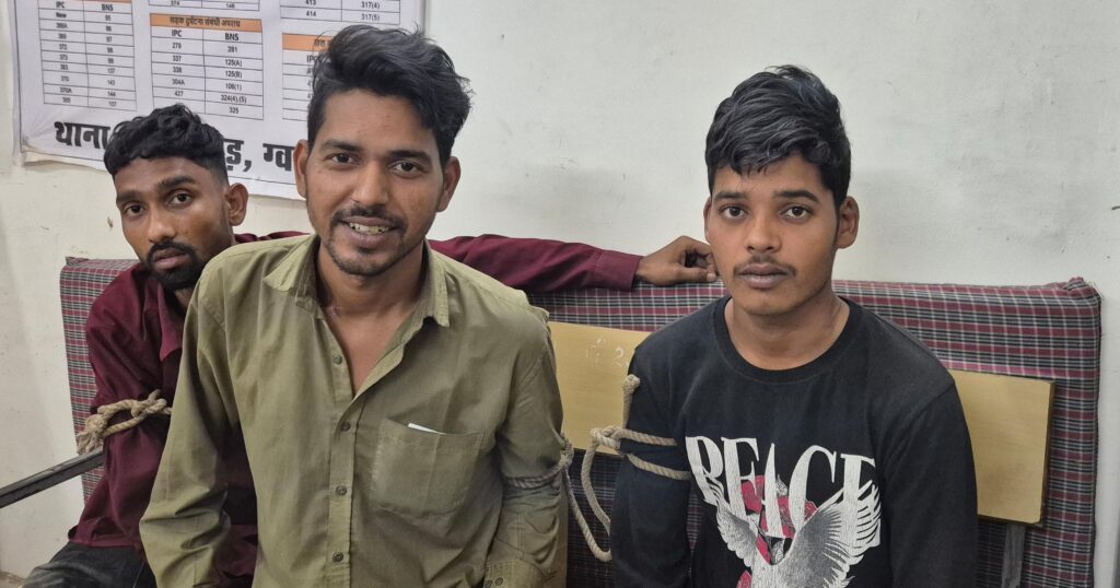 झांसी रोड थाना क्षेत्र में बनी एक इलेक्ट्रॉनिक शोरूम से चोरी की वारदात को अंजाम देने वाले 3 शातिर चोरों को पुलिस ने दबोचा