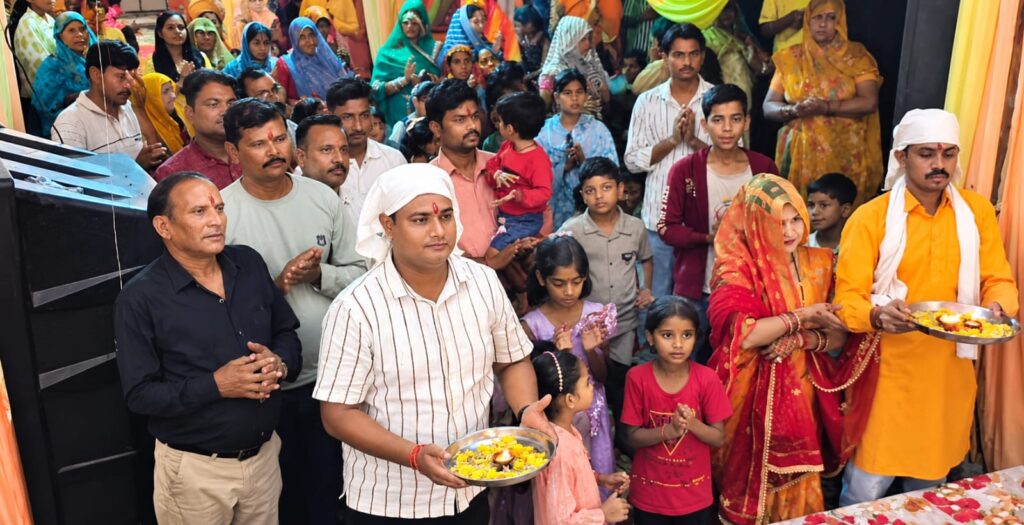 मुस्लिम पत्रकार ने दुर्गा आरती में शामिल होकर आम जन को दिया एकता और सद्भावना का संदेश